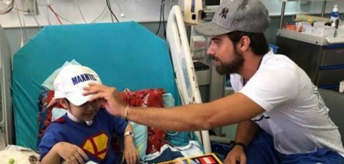 H έκπληξη του Μάριου Πρίαμου στον μικρό Λάμπρο, που νοσηλεύεται στο Ισραήλ